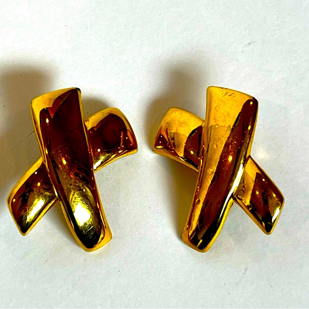 Vintage Monet Clip On Earrings Gold Tone.